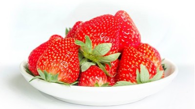 草莓十月管理要點(diǎn)：壯苗關(guān)鍵時(shí)期，扣棚、覆蓋地膜要做好!